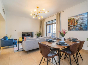 Colorful Apartment near Dubai Mall with Balcony